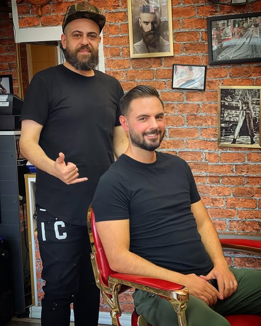Nöjd kund i barberarstolen hos Master Fade