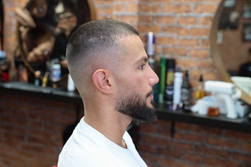 Kort buzz fade med skägg