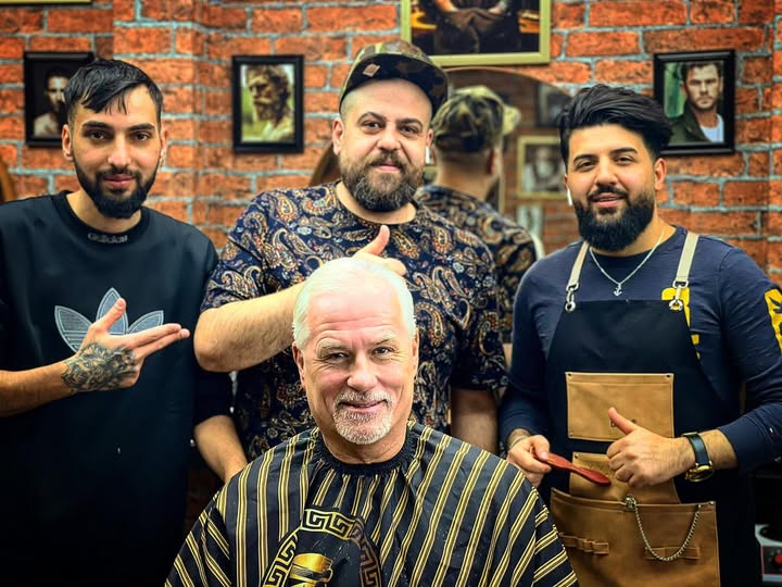 Barberarna på Master Fade tillsammans med en kund
