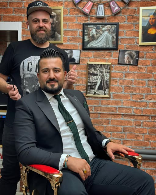 Kund i kostym i barberarstolen